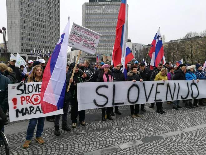 Izredno sejo pred državnim zborom spremljajo tudi protesti proti dogovoru. FOTO: Blaž Samec/Delo