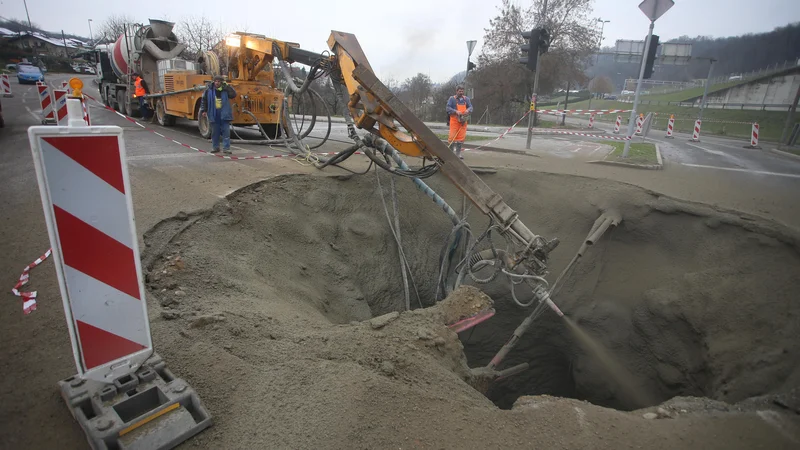 Fotografija: Prvi podatki kažejo, da je udor posledica obnavljanja predora. FOTO: Tadej Regent/Delo