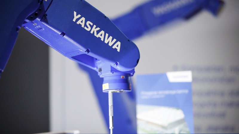 Fotografija: Gradnja Yaskawine tovarne robotov po besedah Huberta Koslerja teče po načrtu, proizvodnja bo predvidoma stekla februarja. Foto Uroš Hočevar