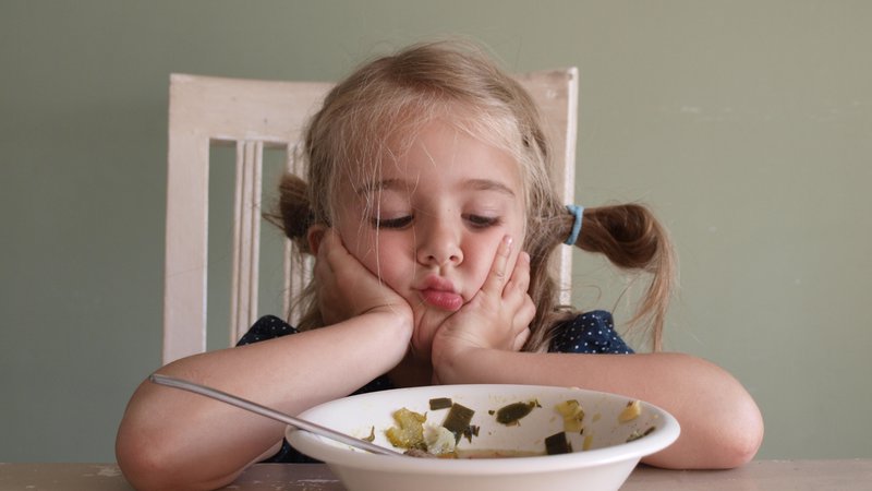 Fotografija: Če je otrok lačen, bo pojedel, če ni lačen, bo počel vse kaj drugega. FOTO: Shutterstock