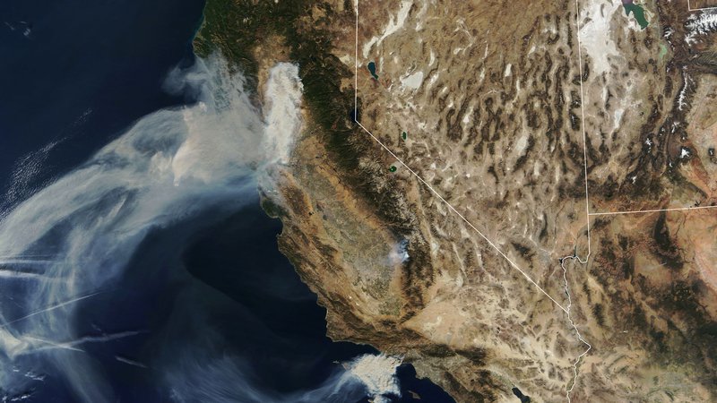 Fotografija: Nasine satelitske slike prikazujejo požarna območja v Kaliforniji. FOTO: Reuters 