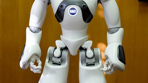 Fotografija: Humanoidni robot Blue NAO Evolution bo namenjen pretežno raziskovanju tehnologij, delno pa bo vključen v izobraževalne namene, saj se trend servisne robotike povečuje. Foto ProfiDTP