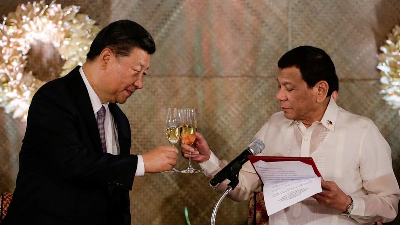 Fotografija: Kitajski predsednik Xi Jinping je pripotoval k filipinskemu predsedniku Rodrigu Duterteju. FOTO: Reuters
