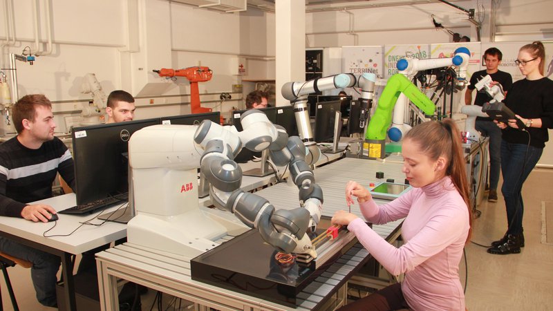 Fotografija: Center za sodelujočo robotiko na ljubljanski fakulteti za elektrotehniko je opremljen z najnovejšo in najsodobnejšo robotsko tehnologijo. Foto arhiv Fakultete za elektrotehniko v Ljubljani