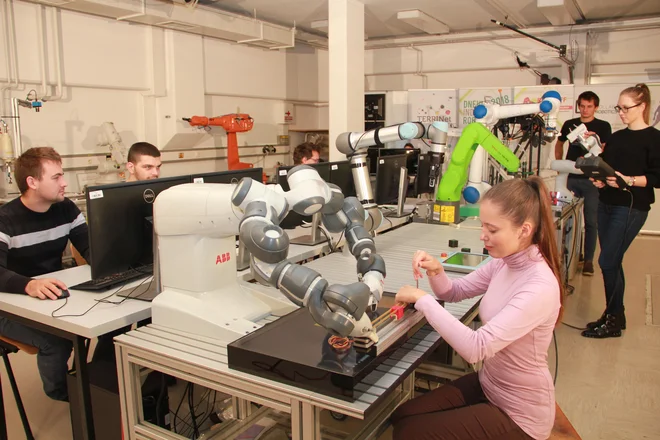 Center za sodelujočo robotiko na ljubljanski fakulteti za elektrotehniko je opremljen z najnovejšo in najsodobnejšo robotsko tehnologijo. Foto arhiv Fakultete za elektrotehniko v Ljubljani