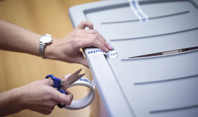 Čeprav je pojem politične kulture sorazmerno mlad in je vezan na zahodne demokracije, kljub vsemu zmore spregovoriti o družbenih vrednotah ali pokazati na njihovo umanjkanje. FOTO: Jože Suhadolnik