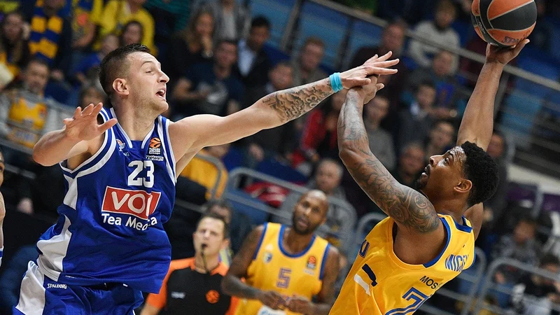 Fotografija: Alen Omić se je trudil, a je bil Himkijev center Jordan Mickey pretrd oreh. FOTO: eurolegaue/net
