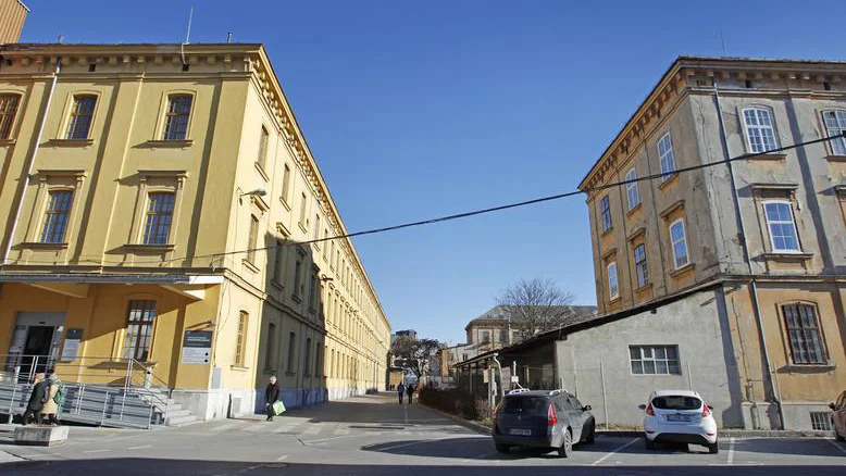 Fotografija: Zaposleni na upravni enoti so se odločili za stavko, ker so zaradi navala strank na okencih bili prisiljeni krepko podaljševati delovni čas. FOTO: Leon Vidic 