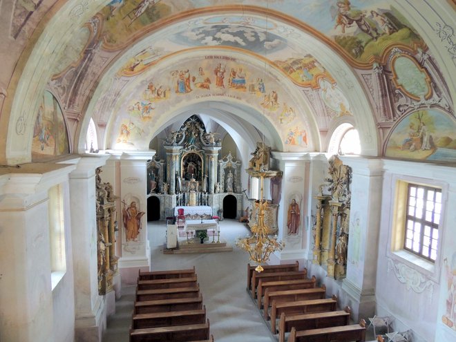 Najstarejše baročne orgle v Sloveniji v rosalniški cerkvi Žalostne Matere božje igrajo že 260 let. FOTO: Boris Dolničar
