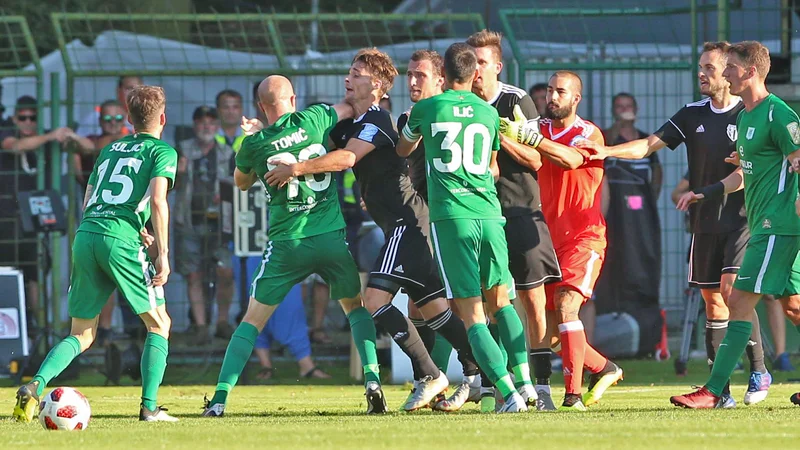 Fotografija: V Fazaneriji ni manjkalo bližnjih srečanj povišanih strasti med nogometaši, na polnih tribunah pa je vladalo imenitno vzdušje. FOTO Tadej Regent/Delo