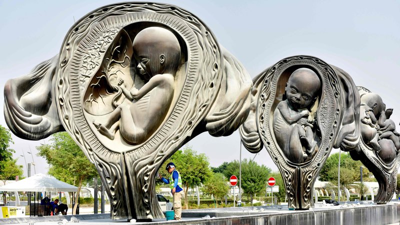 Fotografija:  Na 14 orjaških enajstmetrskih skulpturah iz brona pred kliniko za matere in otroke je upodobljeno Čudežno potovanje – od spočetja do rojstva. FOTO: AFP
 