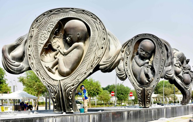  Na 14 orjaških enajstmetrskih skulpturah iz brona pred kliniko za matere in otroke je upodobljeno <em>Čudežno potovanje</em> – od spočetja do rojstva. FOTO: AFP<br />
 