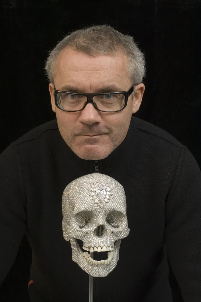 Damien Hirst je eden najbolj kontroverznih sodobnih umetnikov, zaradi njegove komercialne uspešnosti in zvezdniškega statusa ga primerjajo z Andyjem Warholom in Jeffom Koonsom. FOTO: Reuters