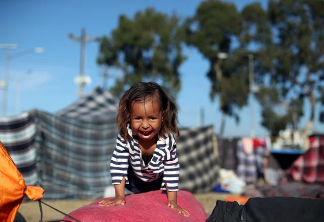 Abi Samara, a three-year-old migrant girl from Honduras, part of a caravan of thousands from Central America trying to reach the United States, rests in a temporary shelter in Tijuana, Mexico, November 21, 2018. REUTERS/Hannah McKay Foto Hannah Mckay Reuters