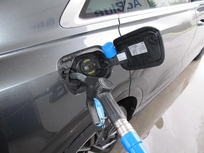 Točenje dodatka adblue v avtomobil z dizelskim motorjem. Foto Blaž Kondža