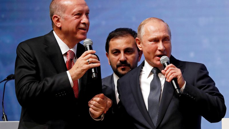 Fotografija: Zaveznika na (tudi) plinski pogon, turški predsednik Recep Tayyip Erdoğan (na fotografioji levo) in njegov ruski kolega Vladimir Putin (desno). FOTO: Reuters