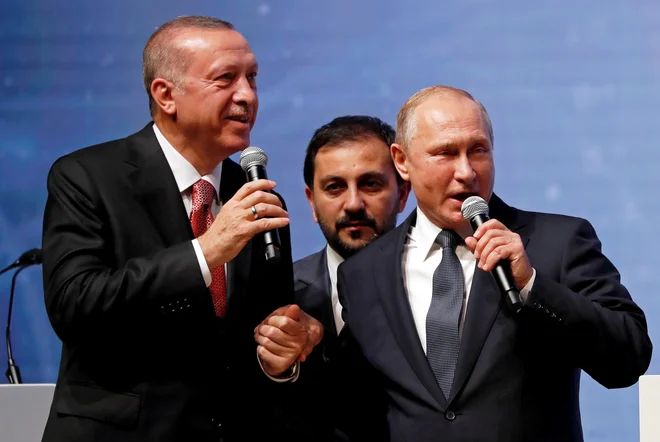 Zaveznika na (tudi) plinski pogon, turški predsednik Recep Tayyip Erdoğan (na fotografioji levo) in njegov ruski kolega Vladimir Putin (desno). FOTO: Reuters