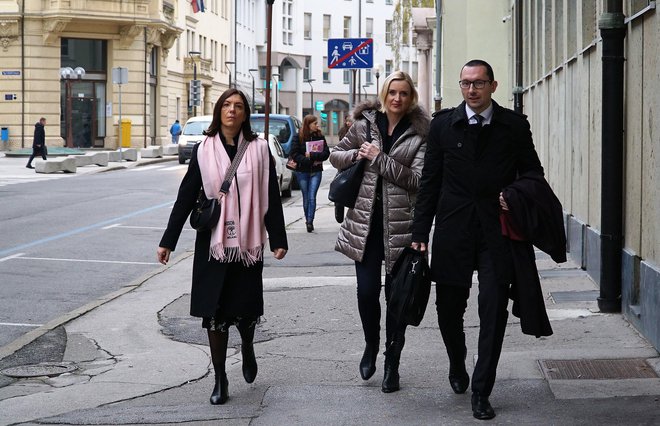 Razžaljeni novinarki Eugenija Carl in Mojca Šetinc Pašek z odvetnikom Tomažem Bajcem prihajata na sojenje Janezu Janši. FOTO: Brane Piano