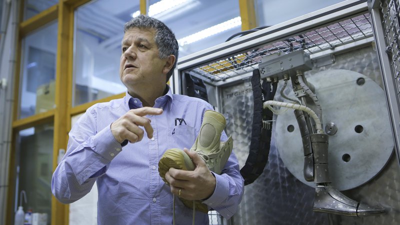 Fotografija: Doktor Igor B. Mekjavič je prvi na svetu razvil napravo za testiranje karakteristik obutve na manikinih  Foto Jože Suhadolnik