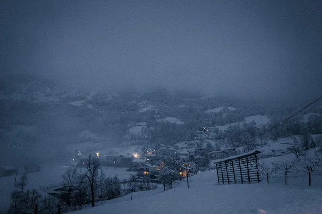 Na predvečer pusta v Drežiških Ravnah nemalo katera luč ne ugasne do jutra, ko se začne povorka. FOTO: Voranc Vogel/Delo