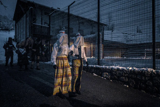 Še pred zoro povorka odrine na naporno pot po okoliških vaseh. FOTO: Voranc Vogel/Delo