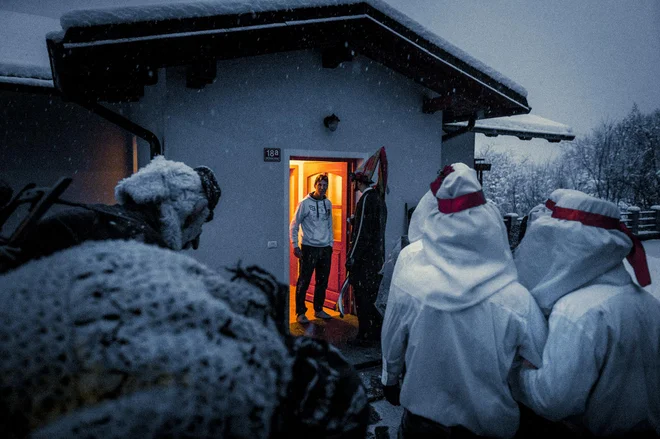 Pustni plaz prihrumi v vsako hišo. Le domačije, kjer je v preteklem letu kosila smrt, se izognejo, razen če jim vaščani vseeno ne odprejo vrat. FOTO: Voranc Vogel/Delo