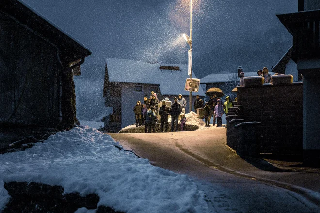 Vaščani v Drežniških Ravnah, Jezercih in Magozdu pričakujejo povorko od ranega jutra. FOTO: Voranc Vogel/Delo