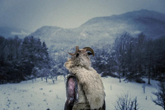 Med tem, ko Ta lepi veseljačijo po hišah, zunaj na vaško mladino zlovešče prežijo Ta grdi. FOTO: Voranc Vogel/Delo