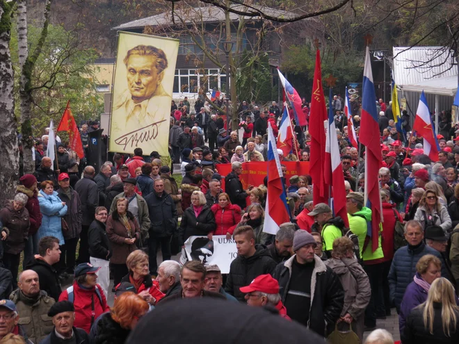 Množica ljudi se je udeležila spominske slovesnosti v nekdanjem kraljevem mestu. FOTO: Bojan Rajšek/Delo