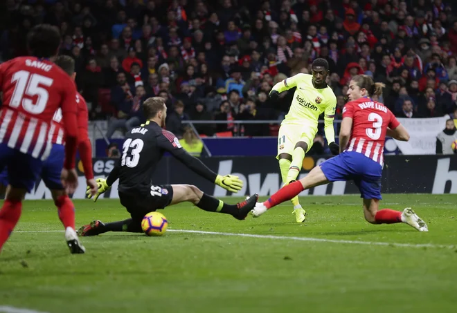 Ousmane Dembele je žogo med nogama Jana Oblaka spravil v mrežo. FOTO: Manu Fernandez/AP