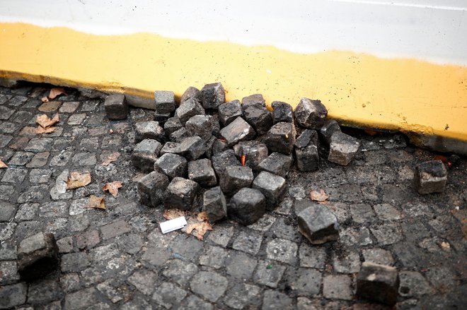 Najbolj nasilni protestniki so obmetavali policiste z granitnimi kockami. FOTO: Reuters