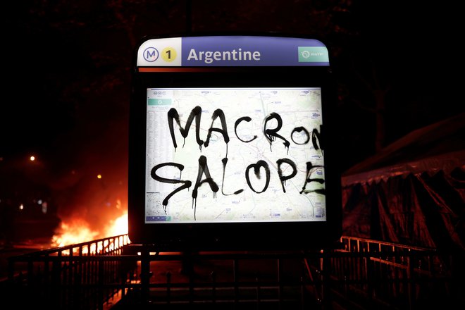 Mnogi protesniki so zahtevali odstop predsednika Macrona. FOTO: Reuters 