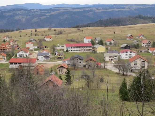 Dobretiči, občinsko središče, kjer izginja mladost. FOTO: Bojan Rajšek/Delo