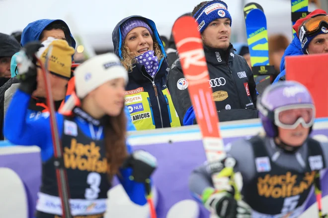 Tekmice ji privoščijo uspešno vrnitev. Kar nekaj jih bo manjkalo, med njimi najbolj nevarni Lindsey Vonn in Sofia Goggia (na fotografiji levo), ki sta poškodovani. FOTO: Tomi Lombar/Delo