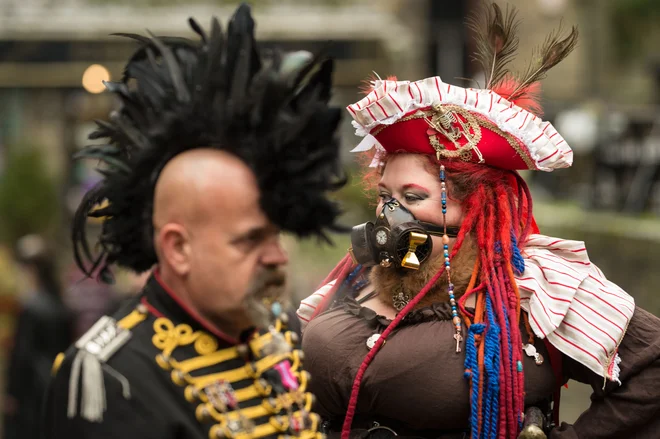 V Haworthu na severu Anglije je že šesto leto potekal tridnevni festival Steampunk. Festival promovira alternativni načini življenja (glasba, plesalci, zabavljači, burleska, vintage vozila, modne revije in maškarada). Steampunk je podzvrst znanstvene fantastike, ki vključuje tehnološki in estetski dizajn, ki ga navdihujejo industrijski stroji na parni pogon iz 19. stoletja. Foto Oli Scarff/AFP