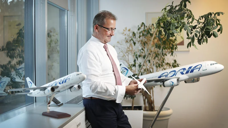 Fotografija: Holger Kowarsch, direktor Adrie Airways, je dejal da bi z operacijami na SSJ100 lahko omogočili večjo kapaciteto na letalih bombardier in airbus za storitev ACMI (zakup letala s posadko). Foto Leon Vidic