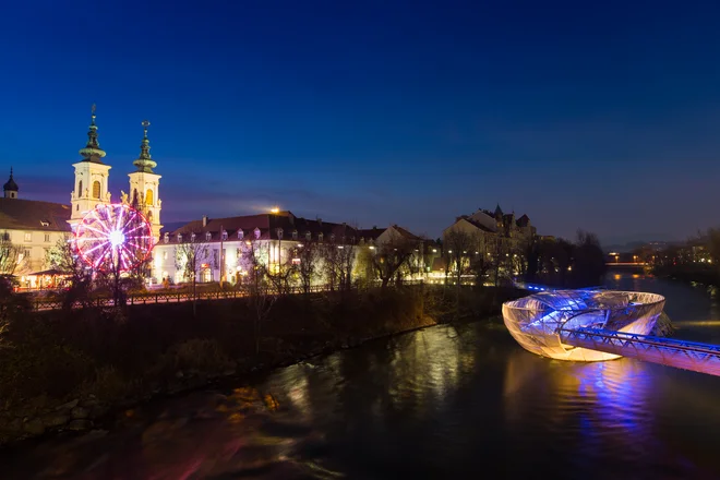 Plavajoči otok z mostom, v ozadju pa otroški raj z velikim kolesom FOTO: Harry Schiffer