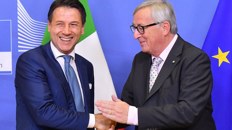 Fotografija: Italijanski premier Giuseppe Conte in predsednik evropske komisije Jean-Claude Juncker sta se v Bruslju sestala v soboto. FOTO: Emmanuel Dunand/AFP