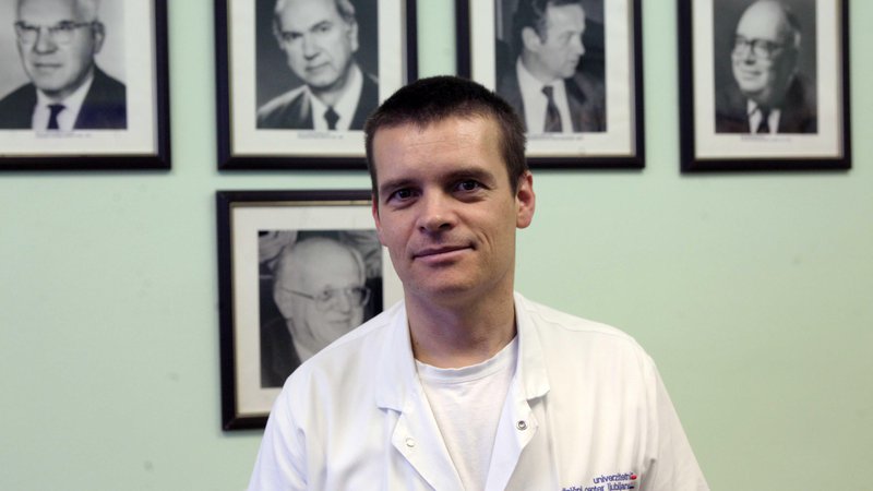 Fotografija: »Prostata je moški spolni organ, čeprav večina ljudi zmotno misli, da je del sečil, « pravi dr. Tomaž Smrkolj, predstojnik urologije na UKC v Ljubljani. Foto Mavric Pivk