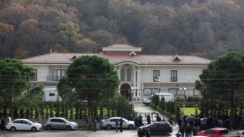 Fotografija: Policijske in forenzične enote so preiskale območje s pomočjo psov in dronov. FOTO: Reuters