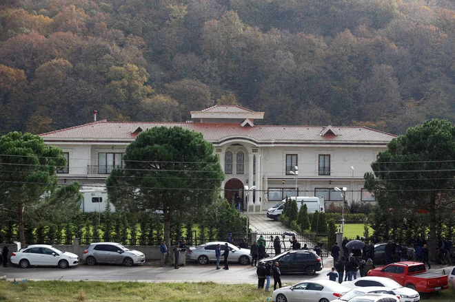 Policijske in forenzične enote so preiskale območje s pomočjo psov in dronov. FOTO: Reuters