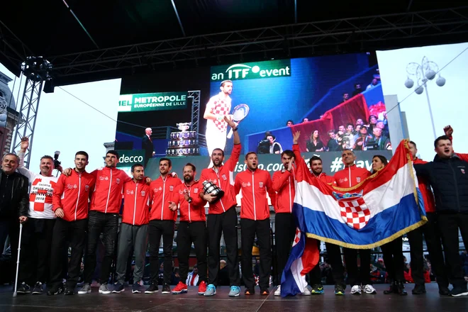 Hrvate je pozdravila navdušena množica na trgu Bana Jelačiča. FOTO: Reuters