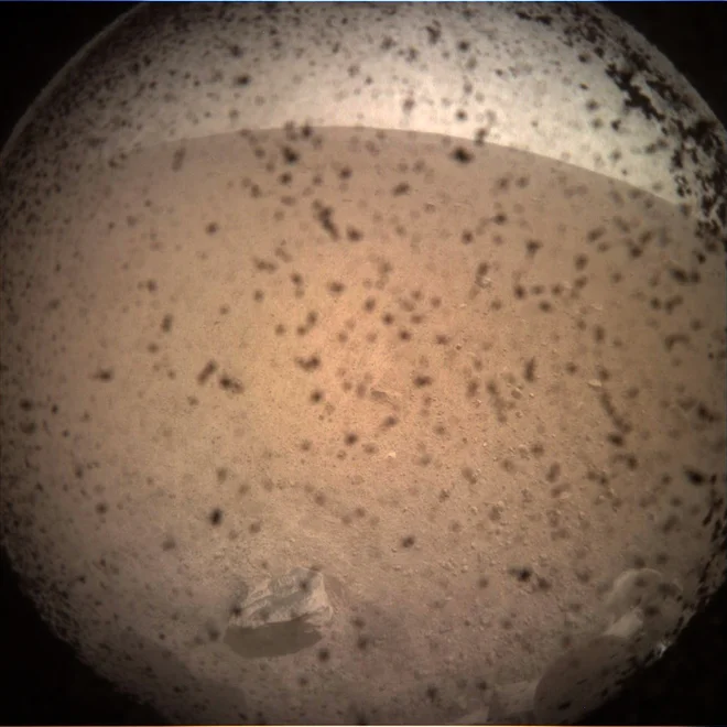 Prva fotografija površja Marsa. FOTO: NASA/JPL-Caltech