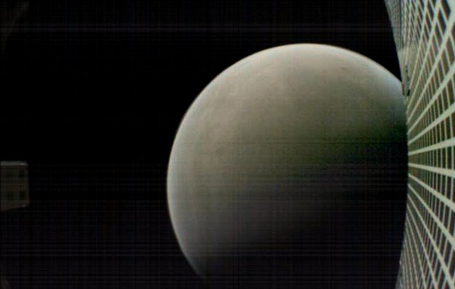 MarCO-B je z oddaljenosti 6000 kilometrov posnel Mars. FOTO: NASA/JPL-Caltech
