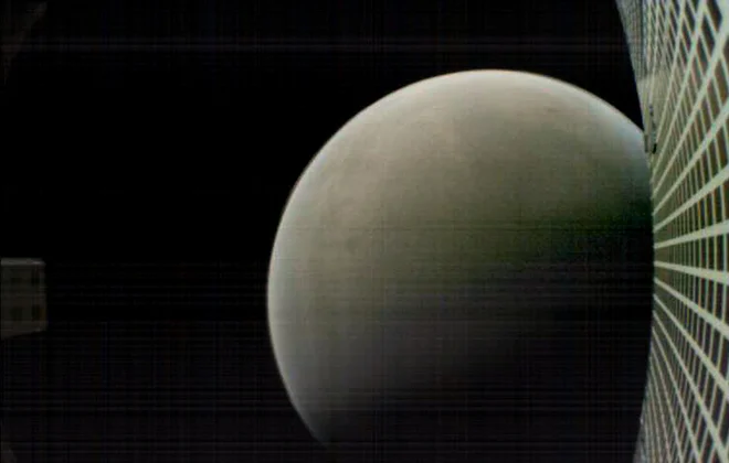 MarCO-B je z oddaljenosti 6000 kilometrov posnel Mars. FOTO: NASA/JPL-Caltech