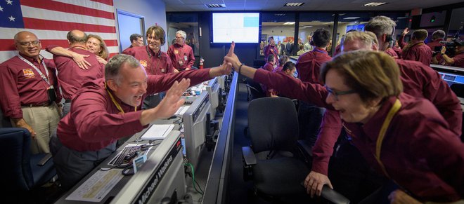 Veselje v Nasinem nadzornem centru je bilo nepopisno. V ospredju je Tom Hoffman, ki je v zadnjih dneh priznal, da slabše spi. FOTO: NASA/Bill Ingalls 