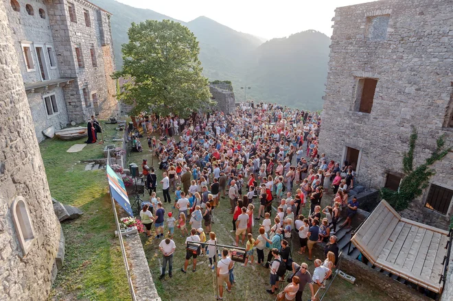 Grajska vrata je letos prestopilo več kot 4000 obiskovalcev. Foto David Verlič