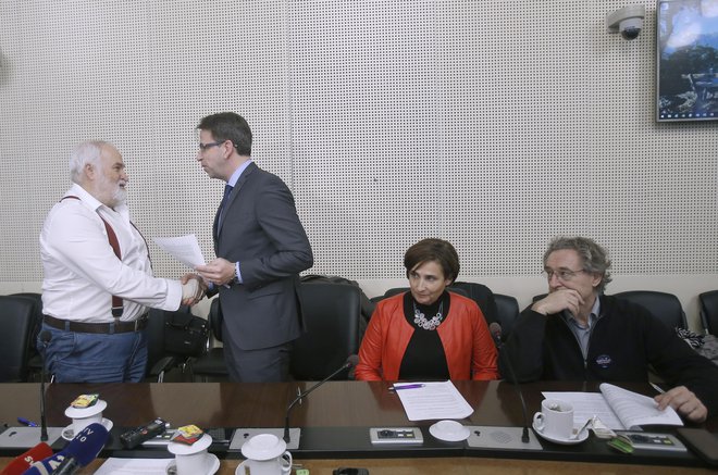 Podpis dogovora med vlado in sindikati. FOTO: Blaž Samec/Delo