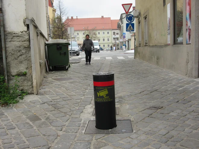 Stebrički, ki onemogočajo parkiranje na Muzejskem trgu, so odpravili težavo z avtomobili, a povsem onemogočili hiter dostop. FOTO: Špela Kuralt/Delo