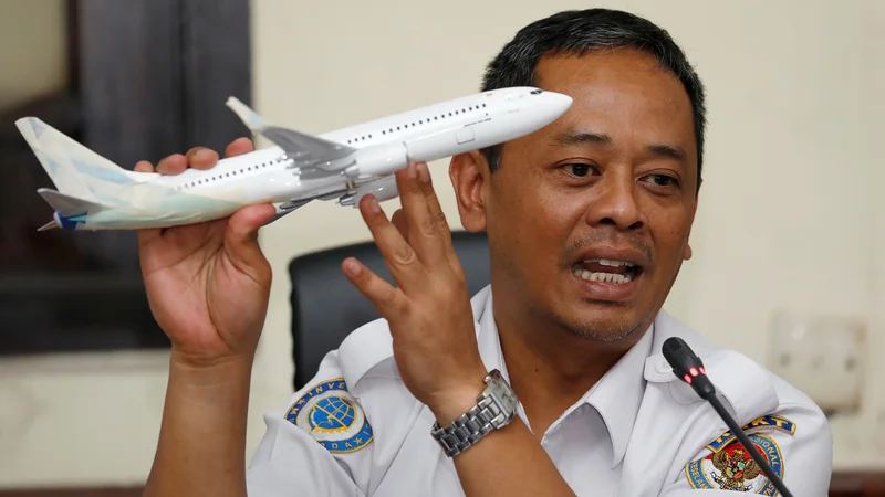 Fotografija: Vodja indonezijske agencije za varnost letalskega prometa Nurcahyo Utomo pojasnjuje, na kakšen način je letalo strmoglavilo. FOTO: Reuters